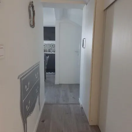 Les Tournelles Apartment *